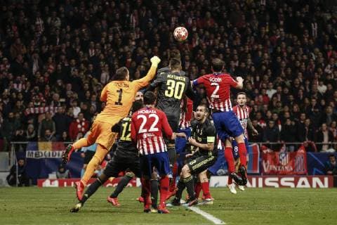 20th February 2019, Wanda Metropolitano, Madrid, Spain; UEFA Champions League football, Atletico Madrid versus Juventus; Diego Godin (Atletico de Madrid) wins the header from Wojciech Szczesny (Juventus)  ActionPlus12107070 LeonardoxPrieto