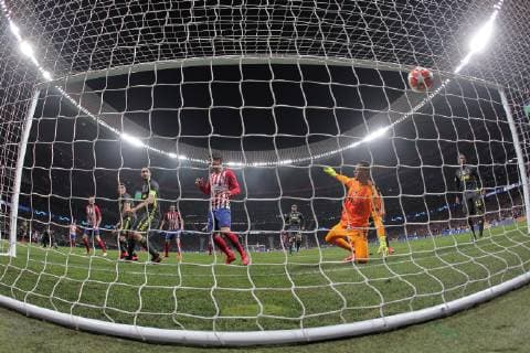 Atletico de Madrid s Uruguayan player Diego Godín scores against Juventus goalkeeper Wojciech Szczesny (R) during the UEFA Champions League round of 16 first leg match between Atletico de Madrid and Juventus at Wanda Metropolitano stadium in Madrid, Spain, 20 February 2019. Atletico de Madrid vs Juventus !ACHTUNG: NUR REDAKTIONELLE NUTZUNG!  Copyright: xRodrigoxJimenezx GRAF1046 20190220-636863023462551259