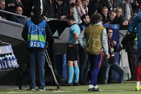 Referee sees the VAR during UEFA Champions League match, Round of 16, 1st leg between Atletico de Madrid and Juventus at Wanda Metropolitano Stadium in Madrid, Spain. February 20, 2019.  (201902200337)