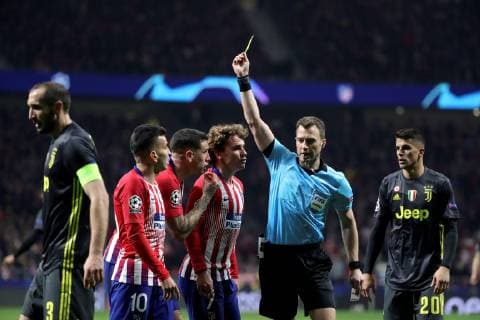 German referee Felix Zwayer (2-R) shows yellow card to Atletico de Madrid s foward Antoine Griezmann (3-L) during the UEFA Champions League round of 16 first leg match between Atletico de Madrid and Juventus at Wanda Metropolitano stadium in Madrid, Spain, 20 February 2019. Atletico de Madrid vs Juventus !ACHTUNG: NUR REDAKTIONELLE NUTZUNG!  Copyright: xJuanjoxMartinx GRAF1017 20190220-636863031738006623