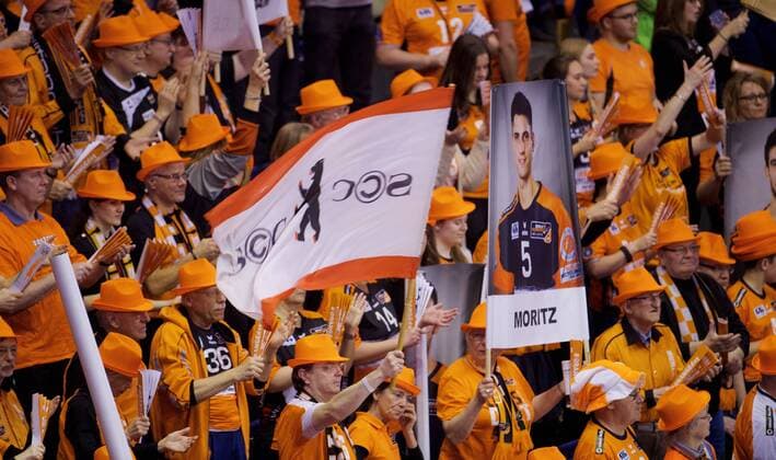 Volleyball Berlin 20 02 2019 Bundesliga Men Max Schmeling Halle BERLIN RECYCLING Volleys geg Hypo Tirol AlpenVolleys Haching 3 0 FANS BERLIN RECYCLING Volleys with banner by Moritz REICHERT 5 scc and flag