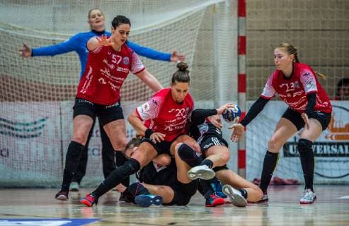 20 02 2019 Bad Langensalza Handball Bundesliga Women Season 2018 2019 THC Erfurt Bad Langensalza HSG Bensheim Auerbach Chaos in front of the Thuringian Gate v l Josephine Huber 57 Thueringer HC below Merel Freriks 20 HSG Bensheim Auerbach Emily Bölk 20 Thueringer HC Simone Spur Petersen 13 HSG Bensheim Auerbach und Meike Schmelzer 13 Thueringer HC