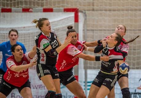 20 02 2019 Bad Langensalza Handball Bundesliga Women Season 2018 2019 THC Erfurt Bad Langensalza HSG Bensheim Auerbach Chaos in front of the Thuringian Gate v l Josephine Huber 57 Thueringer HC Merel Freriks 20 HSG Bensheim Auerbach Emily Bölk 20 Thueringer HC Julia Maidhof 27 HSG Bensheim Auerbach und Meike Schmelzer 13 Thueringer HC