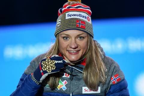 Sport Bilder des Tages Nordische Ski WM in Seefeld, Langlauf Sprint Damen, Siegerehrung NORDIC SKIING - FIS Nordic World Ski Championships Seefeld 2019 SEEFELD,AUSTRIA,22.FEB.19 - NORDIC SKIING, CROSS COUNTRY SKIING - FIS Nordic World Ski Championships, medal plaza, award ceremony, sprint, ladies. Image shows Maiken Caspersen Falla (NOR). Keywords: medal. GEPAxpictures xCh.xKelemen