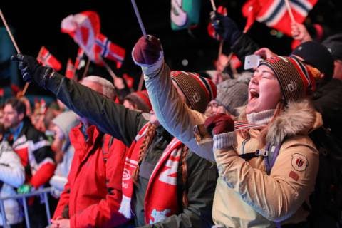 Nordische Ski WM in Seefeld, Langlauf Sprint Damen, Siegerehrung NORDIC SKIING - FIS Nordic World Ski Championships Seefeld 2019 SEEFELD,AUSTRIA,22.FEB.19 - NORDIC SKIING, CROSS COUNTRY SKIING - FIS Nordic World Ski Championships, medal plaza, award ceremony, sprint, ladies. Image shows fans. GEPAxpictures xChristianxWalgram
