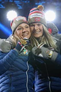 Sport Bilder des Tages Nordische Ski WM in Seefeld, Langlauf Sprint Damen, Siegerehrung NORDIC SKIING - FIS Nordic World Ski Championships Seefeld 2019 SEEFELD,AUSTRIA,22.FEB.19 - NORDIC SKIING, CROSS COUNTRY SKIING - FIS Nordic World Ski Championships, medal plaza, award ceremony, sprint, ladies. Image shows Maiken Caspersen Falla (NOR) and Mari Eide (NOR). Keywords: medal.. GEPAxpictures xChristianxWalgram
