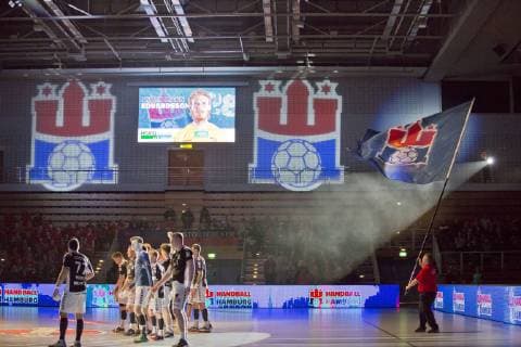 Handball 2 Handball Bundesliga 2018 2019 Handball Sportverein Hamburg vs. HC Rhein Vikings Team of the Handball Sportverein Hamburg before the game Goalkeeper Aron Edvardsson Handball Sportverein Hamburg on the big Screen Sporthalle Hamburg Hamburg Hamburg
