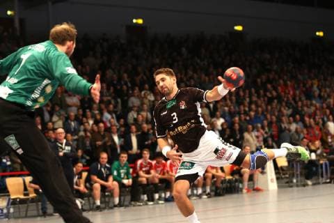 Handball 2 Handball Bundesliga 2018 2019 Handball Sportverein Hamburg vs. HC Rhein Vikings Goalkeeper Mikkel Moldrup HC Rhein Vikings Stefan Schröder Handball Sportverein Hamburg successful goal throwing Sporthalle Hamburg Hamburg Hamburg