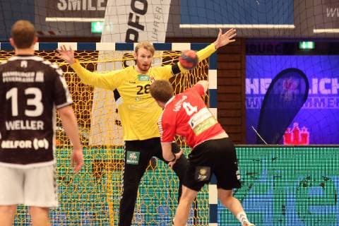Handball 2 Handball Bundesliga 2018 2019 Handball Sportverein Hamburg vs. HC Rhein Vikings Niklas Weller Handball Sportverein Hamburg Goalkeeper Aron Edvardsson Handball Sportverein Hamburg Christian Hoße HC Rhein Vikings 7meter successful Sporthalle Hamburg Hamburg Hamburg