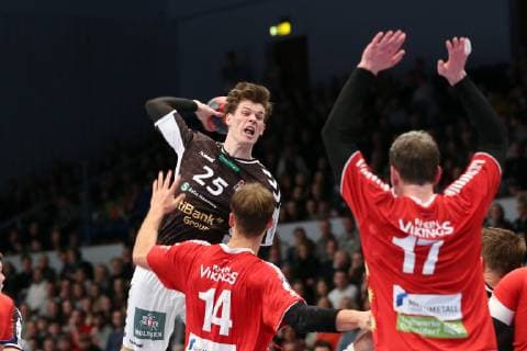 Handball 2 Handball Bundesliga 2018 2019 Handball Sportverein Hamburg vs. HC Rhein Vikings Finn Wullenweber Handball Sportverein Hamburg successful goal throw Paul Skorupa HC Rhein Vikings Bennet Johnen HC Rhein Vikings Sporthalle Hamburg Hamburg