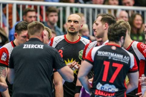Marko Bagaric Luebbecke 13 looks up to the clock during a time-out at the game TUSEM Essen vs. TuS N Luebbecke Handball 2 Bundesliga 22 02 2019 TUSEM Essen vs. TuS N Luebbecke Handball 2 Bundesliga 22 02 2019 Essen Copyright: xEIBNER MarioxHommesx EP_MHS