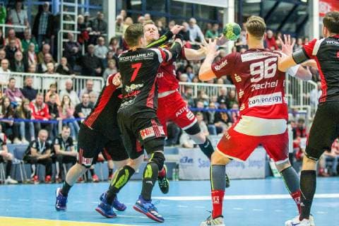 Luca Witzke Essen 7 is blocked by Moritz Schade Luebbecke 25 and Patryk Walczak Luebbecke 7 on the right Tim Zechel Essen 96 tries to catch the free ball in the game TUSEM Essen vs. TuS N Luebbecke Handball 2 Bundesliga 22 02 2019 TUSEM Essen vs. TuS N Luebbecke Handball 2 Bundesliga 22 02 2019 Essen Copyright: xEIBNER MarioxHommesx EP_MHS