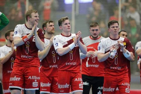 v l Lucas Firnhaber Essen 26 Luca Witzke Essen 7 Niklas Ingenpass Essen 55 Moritz Mangold Essen 87 and Carsten Ridder Essen 24 applaud the fans of TUSEM Essen applause at the game TUSEM Essen vs TuS N Luebbecke Handball 2 Bundesliga 22 02 2019 TUSEM Essen vs TuS N Luebbecke Handball 2 Bundesliga 22 02 2019 Essen Copyright: xEIBNER MarioxHommesx EP_MHS