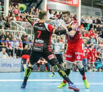 v l Patryk Walczak Luebbecke 7 cant block Dennis Szczesny Essens throw 22 at TUSEM Essen vs TuS N Luebbecke Handball 2 Bundesliga 22 02 2019 TUSEM Essen vs TuS N Luebbecke Handball 2 Bundesliga 22 02 2019 Essen Copyright: xEIBNER MarioxHommesx EP_MHS