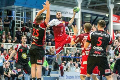 v l Moritz Schade Luebbecke 25 tries to block a throw of Cyrill Akakpo Essen 18 right Tom Skroblien Essen 52 and Jo Gerrit Genz Luebbecke 5 are lurking at the game TUSEM Essen vs TuS N Luebbecke Handball 2 Bundesliga 22 02 2019 TUSEM Essen vs TuS N Luebbecke Handball 2 Bundesliga 22 02 2019 Essen Copyright: xEIBNER MarioxHommesx EP_MHS