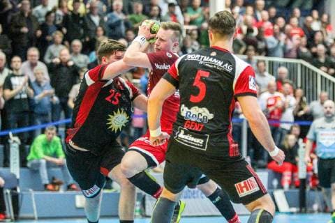 Luca Witzke Essen 7 is blocked by Moritz Schade Luebbecke 25 and Jo Gerrit Genz Luebbecke 5 at the game TUSEM Essen vs TuS N Luebbecke Handball 2 Bundesliga 22 02 2019 TUSEM Essen vs TuS N Luebbecke Handball 2 Bundesliga 22 02 2019 Essen Copyright: xEIBNER MarioxHommesx EP_MHS
