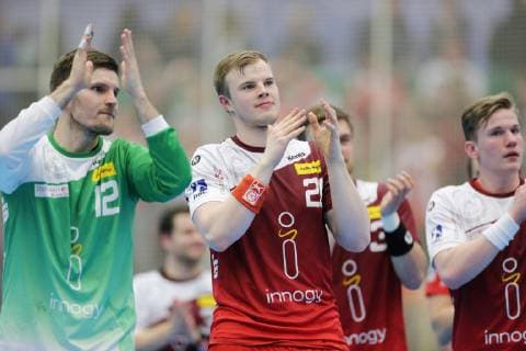v l Sebastian Bliss Essen 12 Lucas Firnhaber Essen 26 and Niklas Ingenpass Essen 55 applaud the fans of TUSEM Essen applause at the game TUSEM Essen vs TuS N Luebbecke Handball 2 Bundesliga 22 02 2019 TUSEM Essen vs TuS N Luebbecke Handball 2 Bundesliga 22 02 2019 Essen Copyright: xEIBNER MarioxHommesx EP_MHS
