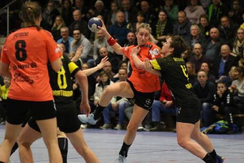 right Alina Grijseels Dortmund tries to prevent Mia Zschocke Leverkusen from throwing Handball 1 Bundesliga women Handball Borussia Dortmund vs Bayer 04 Leverkusen Herdecke Sporthalle Bleichstein 22 02 2019 Herdecke Sporthalle Bleichstein NRW Germany