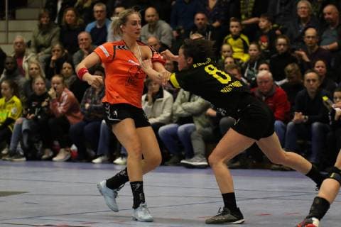left Mia Zschocke Leverkusen is pulled by Anne Müller Dortmund Handball 1 Bundesliga Women Handball Borussia Dortmund vs. Bayer 04 Leverkusen Herdecke Sporthalle Bleichstein 22 02 2019 Herdecke Sporthalle Bleichstein NRW Germany