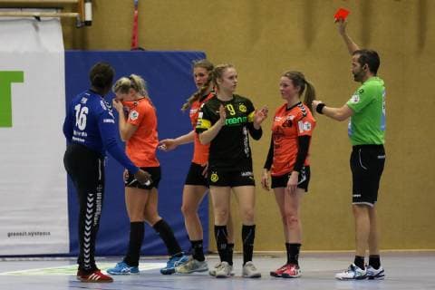 3 v r Leonie Kockel Dortmund gets the red card shown by referee Christoph Immel Handball 1 Bundesliga Womens Handball Borussia Dortmund vs. Bayer 04 Leverkusen Herdecke Sporthalle Bleichstein 22 02 2019 Herdecke Sporthalle Bleichstein NRW Germany