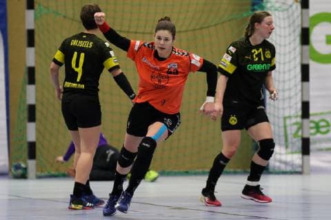 v l Alina Grijseels Dortmund Jennifer Rode Leverkusen cheering and Harma van Kreij Dortmund handball 1 Bundesliga womens handball Borussia Dortmund vs Bayer 04 Leverkusen Herdecke Sporthalle Bleichstein 22 02 2019 Herdecke Sporthalle Bleichstein NRW Germany