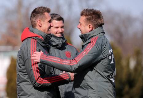 BAU 23.02.2019 Stuttgart-Degerloch Fußball U17 U 17 SV Stuttgarter Kickers vs. FC Bayern München, v.l. Trainer Miroslav Klose (Bayern), Co-Trainer Slaven Skeledzic (Bayern) freuen sich *** BAU 23 02 2019 Stuttgart Degerloch Football U17 SV Stuttgarter Kickers vs FC Bayern Munich v l Coach Miroslav Klose Bayern Co Coach Slaven Skeledzic Bayern are delighted