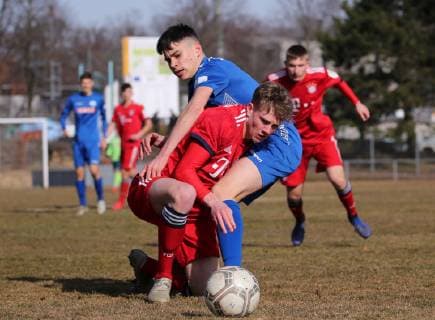 BAU 23.02.2019 Stuttgart-Degerloch Fußball U17 U 17 SV Stuttgarter Kickers vs. FC Bayern München, v.l. David Herold (Bayern), Juliijan Milos (Kickers) *** BAU 23 02 2019 Stuttgart Degerloch Soccer U17 SV Stuttgarter Kickers vs FC Bayern Munich v l David Herold Bayern Juliijan Milos Kickers