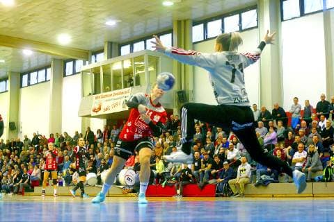 Michelle Stefes Beyeröhde overcomes goalkeeper Ela Szott Zwickau Handball Women 2 League 2018 19 BSV Sachsen Zwickau TV Beyeröhde Wuppertal am 23 2 2019 BSV Sachsen Zwickau TV Beyeröhde Wuppertal