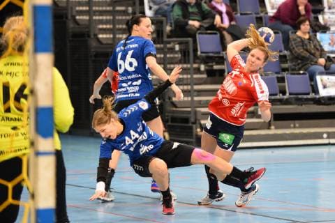 Handball 2 Bundesliga DJK MJC Trier Herrenberg Putzke Saskia Herrenberg against Varga Dora Simon Trier in blue left 66 and Zrnec Maja Trier in blue GER DJK MJC Trier SG H2Ku Herrenberg 2 Bundesliga Women 23 02 2019 Trier Copyright: xEIBNER Hans_Kraemerx EP_eer