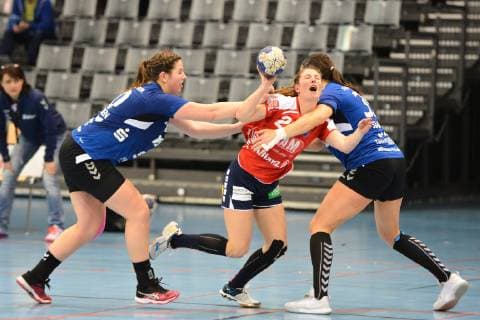 Handball 2 Bundesliga DJK MJC Trier Herrenberg Putzke Saskia Herrenberg against Houben Linsey Trier in blue left and Szabo Gabriella Trier in blue right GER DJK MJC Trier SG H2Ku Herrenberg 2 Bundesliga Women 23 02 2019 Trier Copyright: xEIBNER Hans_Kraemerx EP_eer