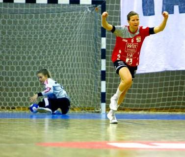 In jubilation Melina Fabisch Beyeröhde behind goalkeeper Ela Szott Zwickau handball women 2 league 2018 19 BSV Saxony Zwickau TV Beyeröhde Wuppertal 25 26 at 23 2 2019 BSV Saxony Zwickau TV Beyeröhde Wuppertal