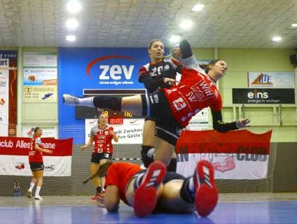 goal scored by Sophia Michailidis Beyeröhde behind Petra Nagy Zwickau in front Katharina Hufschmidt Beyeröhde handball women 2 league 2018 19 BSV Sachsen Zwickau TV Beyeröhde Wuppertal 25 26 at 23 2 2019 BSV Sachsen Zwickau TV Beyeröhde Wuppertal