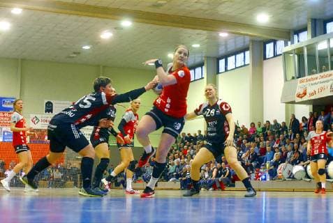 Anna Lena Tomlik Beyeröhde looking for the gap between Nadja Bolze Zwickau left and Alisa Pester Zwickau handball women 2 league 2018 19 BSV Sachsen Zwickau TV Beyeröhde Wuppertal 25 26 am 23 2 2019 BSV Sachsen Zwickau TV Beyeröhde Wuppertal