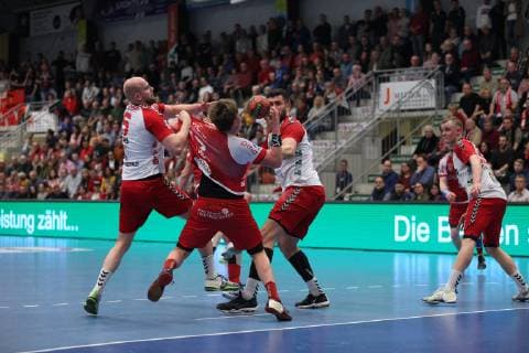 Mattis Michel TuS Ferndorf 17 vs Jan Brosch ASV Hamm Westfalen 5 left and Markus Fuchs ASV Hamm Westfalen 6 right ASV Hamm Westfalen vs TuS Ferndorf Handball 2 Bundesliga 23 02 2019 ASV Hamm Westfalen vs TuS Ferndorf Handball 2 Bundesliga 23 02 2019 Hamm Copyright: xEIBNER JanxStrohdiekx EP_JSK