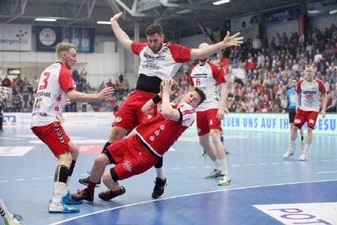 Mattis Michel TuS Ferndorf 17 passing Fabian Huesmann ASV Hamm Westfalen 3 left and Jan Brosch ASV Hamm Westfalen 5 back ASV Hamm Westfalen vs TuS Ferndorf Handball 2 Bundesliga 23 02 2019 ASV Hamm Westfalen vs TuS Ferndorf Handball 2 Bundesliga 23 02 2019 Hamm Copyright: xEIBNER JanxStrohdiekx EP_JSK