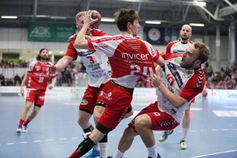 Lukas Zerbe TuS Ferndorf 24 against Fabian Huesmann ASV Hamm Westfalen 3 back and Vincent Sohmann ASV Hamm Westfalen 10 right ASV Hamm Westfalen vs TuS Ferndorf Handball 2 Bundesliga 23 02 2019 ASV Hamm Westfalen vs TuS Ferndorf Handball 2 Bundesliga 23 02 2019 Hamm Copyright: xEIBNER JanxStrohdiekx EP_JSK
