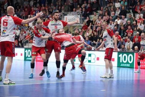 Lukas Zerbe TuS Ferndorf 24 is stopped by Fabian Huesmann ASV Hamm Westfalen 3 left and Jan Brosch ASV Hamm Westfalen 5 back ASV Hamm Westfalen vs. TuS Ferndorf Handball 2 Bundesliga 23 02 2019 ASV Hamm Westfalen vs. TuS Ferndorf Handball 2 Bundesliga 23 02 2019 Hamm Copyright: xEIBNER JanxStrohdiekx EP_JSK