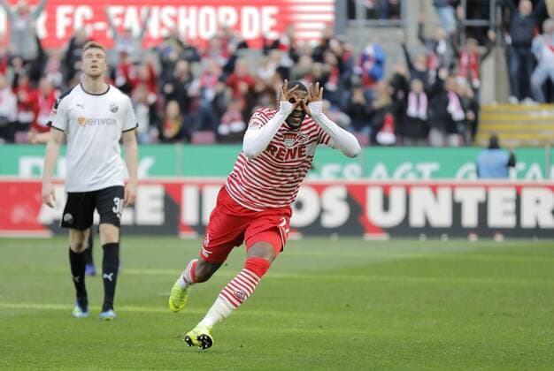 Sport Themen der Woche KW08 Sport Bilder des Tages Köln, RheinEnergieStadion, 23.02.19: Tor zum 2:1, Torschütze Anthony Modeste (Köln) jubelt mit seiner bekannten Brillen Pose mit Vincent Koziello im Spiel der 2. Bundesliga zwischen 1.FC Köln vs. SV Sandhausen in der Saison 2018 2019. DFL regulations prohibit any use of photographs as image sequences and or quasi-video. *** Köln RheinEnergieStadion 23 02 19 Tor zum 2 1 Torschütze Anthony Modeste Cologne cheers with his well-known glasses pose with Vincent Koziello in the game of the 2 Bundesliga between 1 FC Köln vs SV Sandhausen in the season 2018 2019 DFL regulations prohibit any use of photographs as image sequences and or quasi video