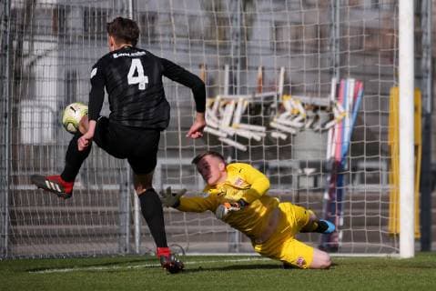 BAU 23.02.2019 Stuttgart Fußball U17 U 17 VFB Stuttgart vs. Eintracht Frankfurt, Torschütze Fynn Otto (Frankfurt, links)schießt das Tor zum 0:1, rechts Tobias Werdich (VfB) *** BAU 23 02 2019 Stuttgart Football U17 VFB Stuttgart vs Eintracht Frankfurt Scorer Fynn Otto Frankfurt left shoots the goal to 0 1 right Tobias Werdich VfB