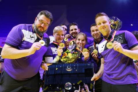 Sieger der Bundesliga Bogen: BSG Ebersberg (Bayern) mit Andreas Blaschke (Trainer, links), Michelle Kroppen (2. von links), Christian Höck, Lisa Incerti, Cedric Rieger, Marc Rudow und Maximilian Weckmüller , Bundesligafinale Bogen 2018 2019, Finale der Bundesliga Bogen 2018 2019, 23.02.2019, - *** Winner of the Bundesliga Bogen BSG Ebersberg Bayern with Andreas Blaschke Trainer left Michelle Kroppen 2 from left Christian Höck Lisa Incerti Cedric Rieger Marc Rudow and Maximilian Weckmüller Bundesliga Final Bogen 2018 2019 Final of the Bundesliga Bogen 2018 2019 23 02 2019