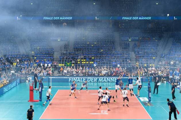 24 02 2019 SAP Arena Mannheim Volleyball DVV Cup Final VfB Friedrichshafen vs SVG Lüneburg Lueneburg Attack Ryan Sclater 15 Lueneburg Feature Fog Smoke