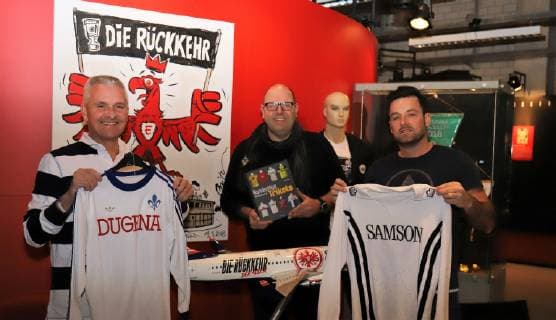 Sport Bilder des Tages 21702.2019 GER, Frankfurt am Main, Commerzbankarena Eintracht Frankfurt Museum Buchvorstellung Bundesliga-Trikots Autor Stefan Appenowitz Bild zeigt: Andreas Brandes Co-Autor, Autor Stefan Appenowitz, Trikotsammler Boris Möller emspor, DFL regulations prohibit any use of photographs as image sequences and or quasi-video *** 21702 2019 GER Frankfurt am Main Commerzbankarena Eintracht Frankfurt Museum Book launch Bundesliga jerseys author Stefan Appenowitz picture shows Andreas Brandes co author Stefan Appenowitz jersey collector Boris Möller emspor DFL regulations prohibit any use of photographs as image sequences and or quasi video