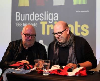 21702.2019 GER, Frankfurt am Main, Commerzbankarena Eintracht Frankfurt Museum Buchvorstellung Bundesliga-Trikots Autor Stefan Appenowitz Bild zeigt: Allgemeinmediziner Dr. Othmar Hermann und Eintracht Fan aus Rödelheim, Autor Stefan Appenowitz, emspor, DFL regulations prohibit any use of photographs as image sequences and or quasi-video *** 21702 2019 GER Frankfurt am Main Commerzbankarena Eintracht Frankfurt Museum Book launch Bundesliga jerseys author Stefan Appenowitz picture shows general practitioner Dr Othmar Hermann and Eintracht fan from Rödelheim author Stefan Appenowitz emspor DFL regulations prohibit any use of photographs as image sequences and or quasi video