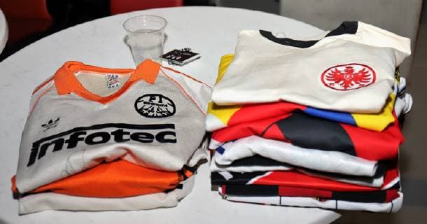 21702.2019 GER, Frankfurt am Main, Commerzbankarena Eintracht Frankfurt Museum Buchvorstellung Bundesliga-Trikots Autor Stefan Appenowitz historische Eintracht Frankfurt Trikot hier links das weiss orange Trikot mit Sponsor INFOTEC emspor, DFL regulations prohibit any use of photographs as image sequences and or quasi-video *** 21702 2019 GER Frankfurt am Main Commerzbankarena Eintracht Frankfurt Museum Book launch Bundesliga jerseys author Stefan Appenowitz historical Eintracht Frankfurt jersey here left the white orange jersey with sponsor INFOTEC emspor DFL regulations prohibit any use of photographs as image sequences and or quasi video