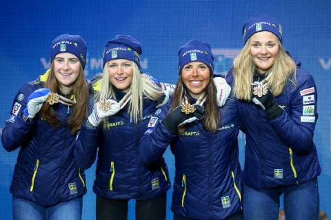 Sport Bilder des Tages Nordische Ski WM in Seefeld, 4x5km Staffel Damen, Siegerehrung NORDIC SKIING - FIS Nordic World Ski Championships Seefeld 2019 SEEFELD,AUSTRIA,28.FEB.19 - NORDIC SKIING, CROSS COUNTRY SKIING - FIS Nordic World Ski Championships, Medal Plaza, award ceremony, 4x5km relay, ladies. Image shows Ebba Andersson, Frida Karlsson, Charlotte Kalla, Stina Nilsson (SWE). GEPAxpictures xCh.xKelemen