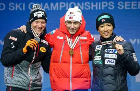 Nordische Ski WM in Seefeld, Nordische Kombination, Siegerehrung NORDIC SKIING - FIS Nordic World Ski Championships Seefeld 2019 SEEFELD,AUSTRIA,28.FEB.19 - NORDIC SKIING, NORDIC COMBINED - FIS Nordic World Ski Championships, Medal Plaza, award ceremony, 10km Gundersen, individual. Image shows Bernhard Gruber (AUT), Jarl Magnus Riiber (NOR) and Akito Watabe (JPN). GEPAxpictures xCh.xKelemen