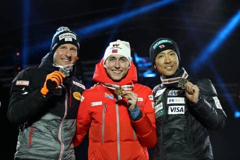 Sport Bilder des Tages Nordische Ski WM in Seefeld, Nordische Kombination, Siegerehrung NORDIC SKIING - FIS Nordic World Ski Championships Seefeld 2019 SEEFELD,AUSTRIA,28.FEB.19 - NORDIC SKIING, NORDIC COMBINED - FIS Nordic World Ski Championships, Medal Plaza, award ceremony, 10km Gundersen, individual. Image shows Bernhard Gruber (AUT), Jarl Magnus Riiber (NOR) and Akito Watabe (JPN). Keywords: medal. GEPAxpictures xChristianxWalgram
