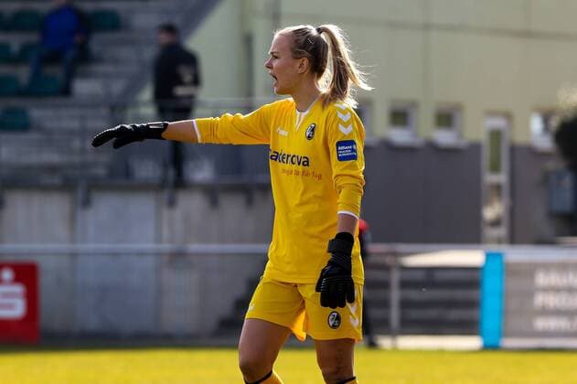 Merle Frohms SC Freiburg gives instructions football alliance women Bundesliga season 2018 19 MSV Duisburg vs SC Freiburg Duisburg PCC Stadion 23 02 2019 DFB regulations prohibit any use of photographs as image sequences and or quasi video Duisburg PCC Stadion NRW Germany