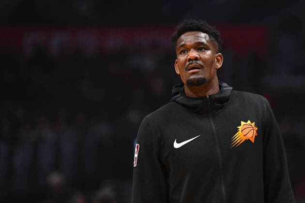 LOS ANGELES, CA - FEBRUARY 13: Phoenix Suns Center DeAndre Ayton (22) looks on before a NBA Basketball Herren USA game between the Phoenix Suns and the Los Angeles Clippers on February 13, 2019 at STAPLES Center in Los Angeles, CA. (Photo by Brian Rothmuller Icon Sportswire) NBA: FEB 13 Suns at Clippers Icon190213050