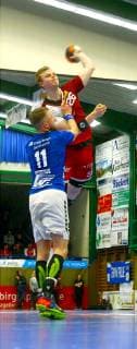 Jump shot by Lucas Firnhaber Essen front Benas Petreikis Aue Handball 2 Liga 2018 19 EHV Aue TUSEM Essen 32 33 am 1 3 2019 EHV Aue TUSEM Essen